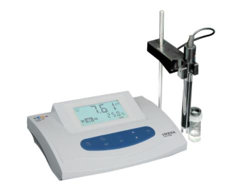 工業(yè)在線pH酸度計使用和維護： 1、 工業(yè)在線pH酸度計電極前端的保護瓶內(nèi)有適量3.3MKCL泡溶液，電極頭浸泡其中，以保持玻璃球泡和液接界的活化，測 量時旋松保護瓶，拔出電極，用去離子水洗凈即可使用。 2、 測量前，應(yīng)注意將玻璃泡內(nèi)的氣泡甩去，否則將造成測量誤差，測量時應(yīng)將電極在測試溶液中攪動后靜 止放置，以加速響應(yīng)。 3、 檢查接頭處是否干燥清潔，如有沾污，需用無水酒精擦洗干凈吹干后使用。 4、 建議采用二點法校準(zhǔn)電極，通常先用PH 6.86緩沖液校定位，再用 PH4.01或PH9.18緩沖液確定斜率。 5、 用后將電極洗凈后插進保護瓶并旋緊瓶蓋，經(jīng)防止溶液滲出。 6、 電極應(yīng)定時清洗，若電極玻璃球泡與聚四氟乙烯環(huán)形液接界污染，可用下列試劑清洗。 a.表面活性劑清洗。 b.鈣沉淀物或金屬氫氧化物可用10%的稀鹽酸清洗。 c.硫化物沉淀可用10%的稀鹽酸清洗。 d.蛋白質(zhì)附著物可用10%的稀鹽酸和胃蛋白酶的混合物清洗。